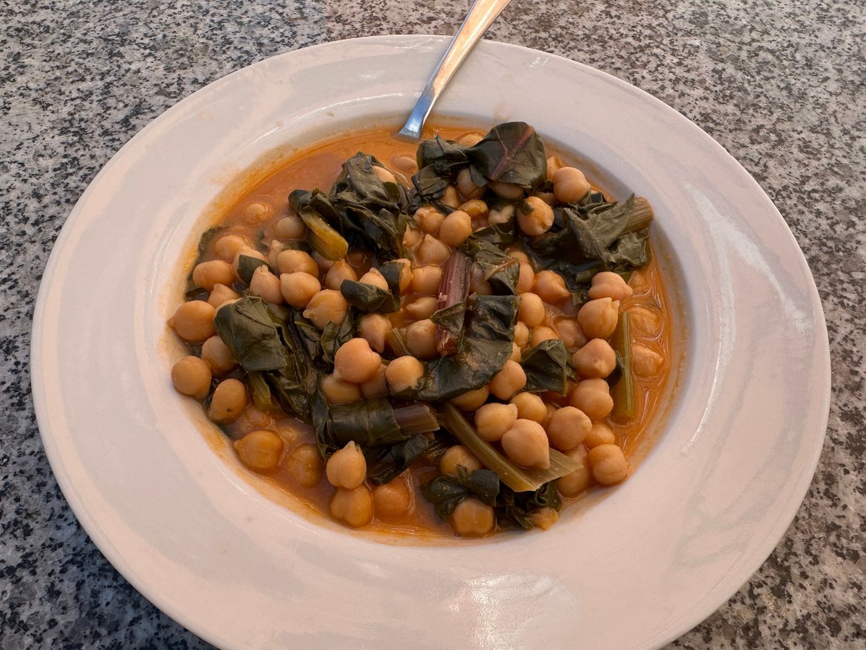 Plato de garbanzos con acelgas