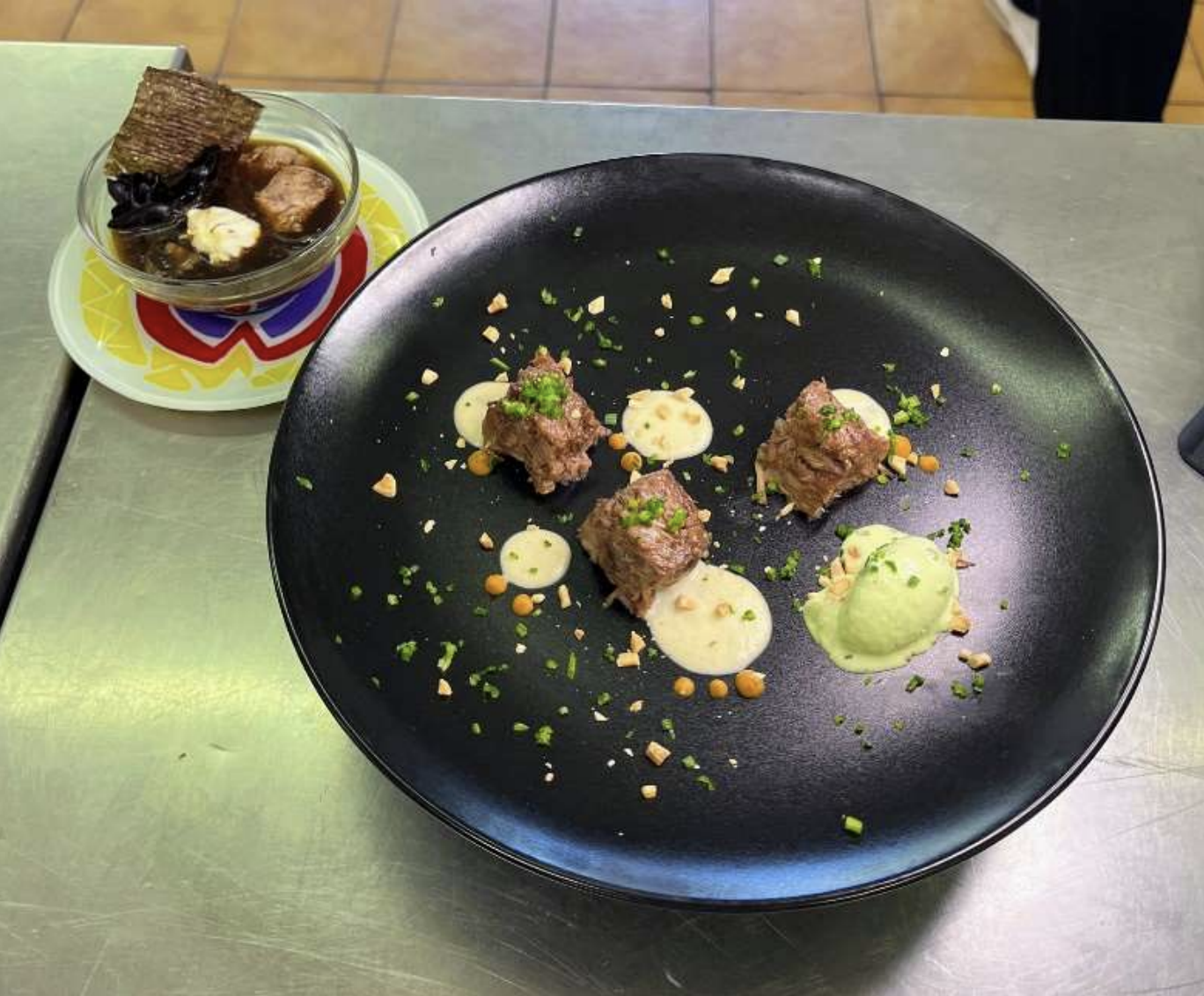 Bocados de ternera con espuma de parmentier a la importancia, helado de perejil y su aperitivo